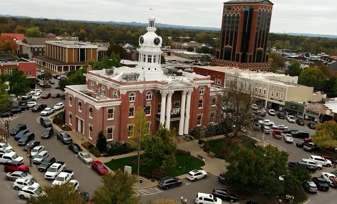Murfreesboro courthouse square with the city skyline behind it